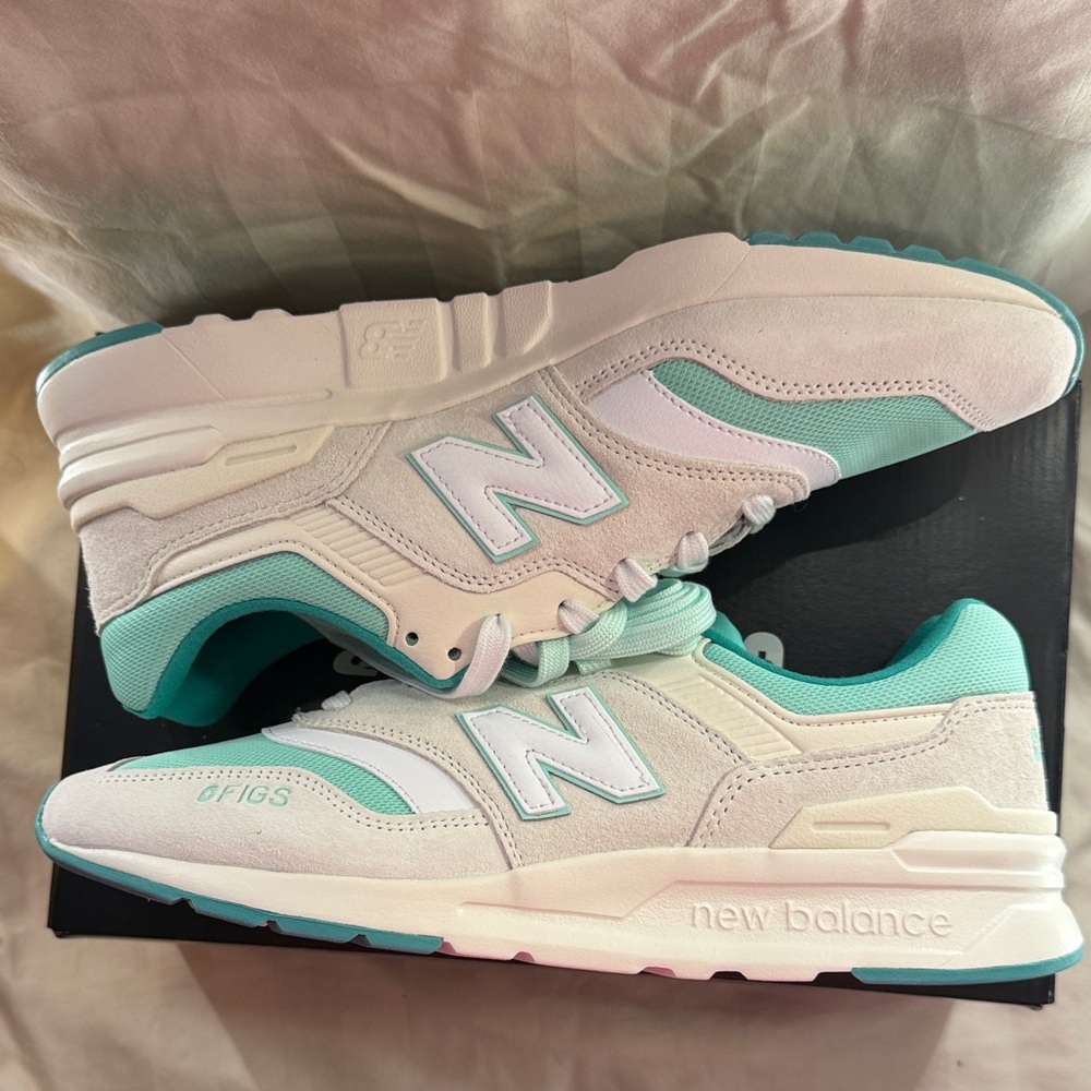 Unisex 8.5M/10W New Balance Mariner & Cream Athletic Sneakers by Figs